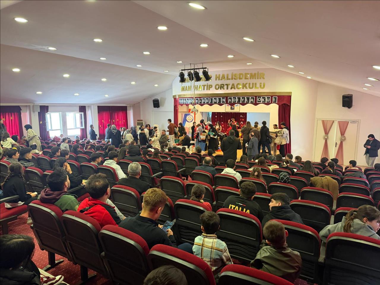 kariyer-gelistirme-ofisimizden-cizre-de-yetim-ogrencilere-hediyelesme-programi-